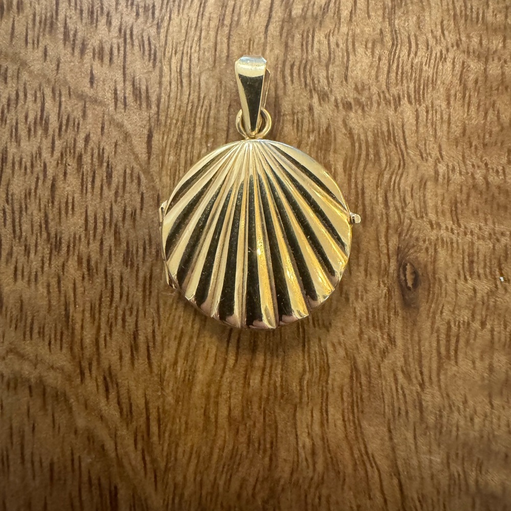 Solid 14k Gold Shell Locket Pendant